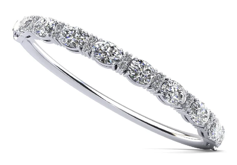 Oval and Rounds Diamond Bangle with 9.53 ct.(finished) 7x5mm, 2mm